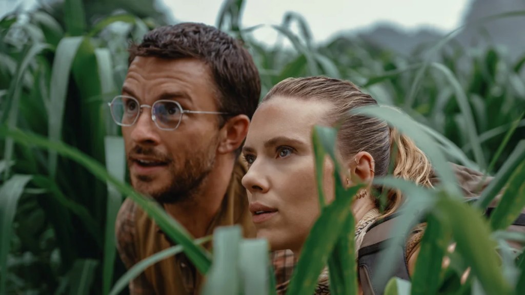 Jonathan Bailey and Scarlett Johansson in "Jurassic World Rebirth."