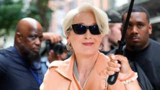 Meryl Streep Attends Dolce & Gabbanna Show in Miranda Priestly Hair, Meets Anna Wintour | Video